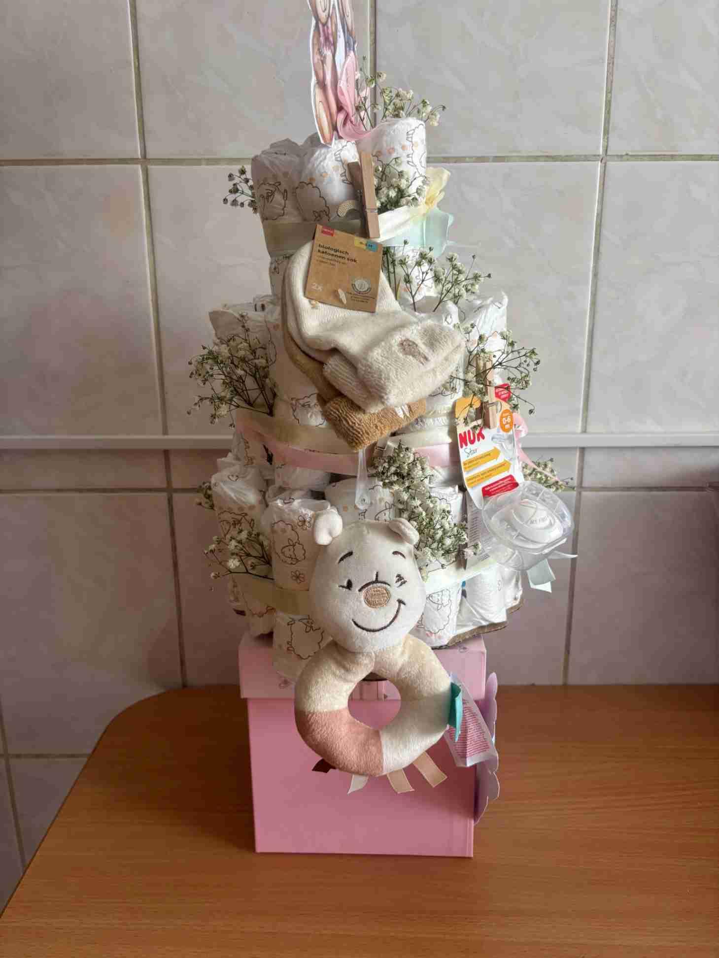 Realizez cadouri personalizate tip „Diaper Cake” pentru gen (3/3)