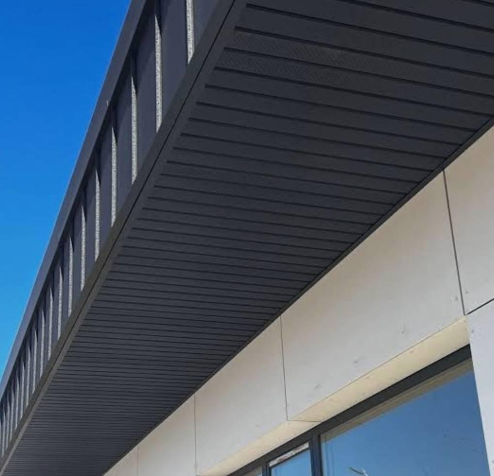 Firmă specializată in construcții de acoperișuri si reparații de urgență (3/5)