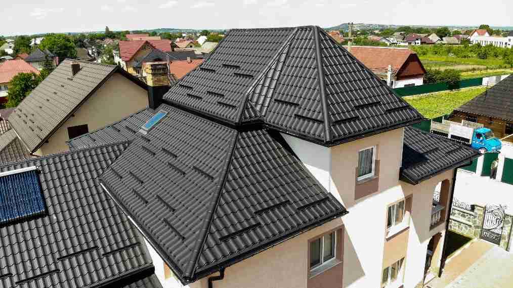 Echipă specializată pentru construcții acoperișuri și reparații renovări acoperișuri (3/5)