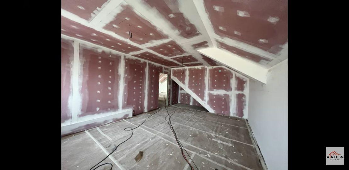 Construim case la rosu Amenajari interioare - rigips, glet, var, gresie, faianta, stuco, parchet, instalatii electrice si sanitare,sape elicopterizate. Amenajari exterioare - placari (1/5)